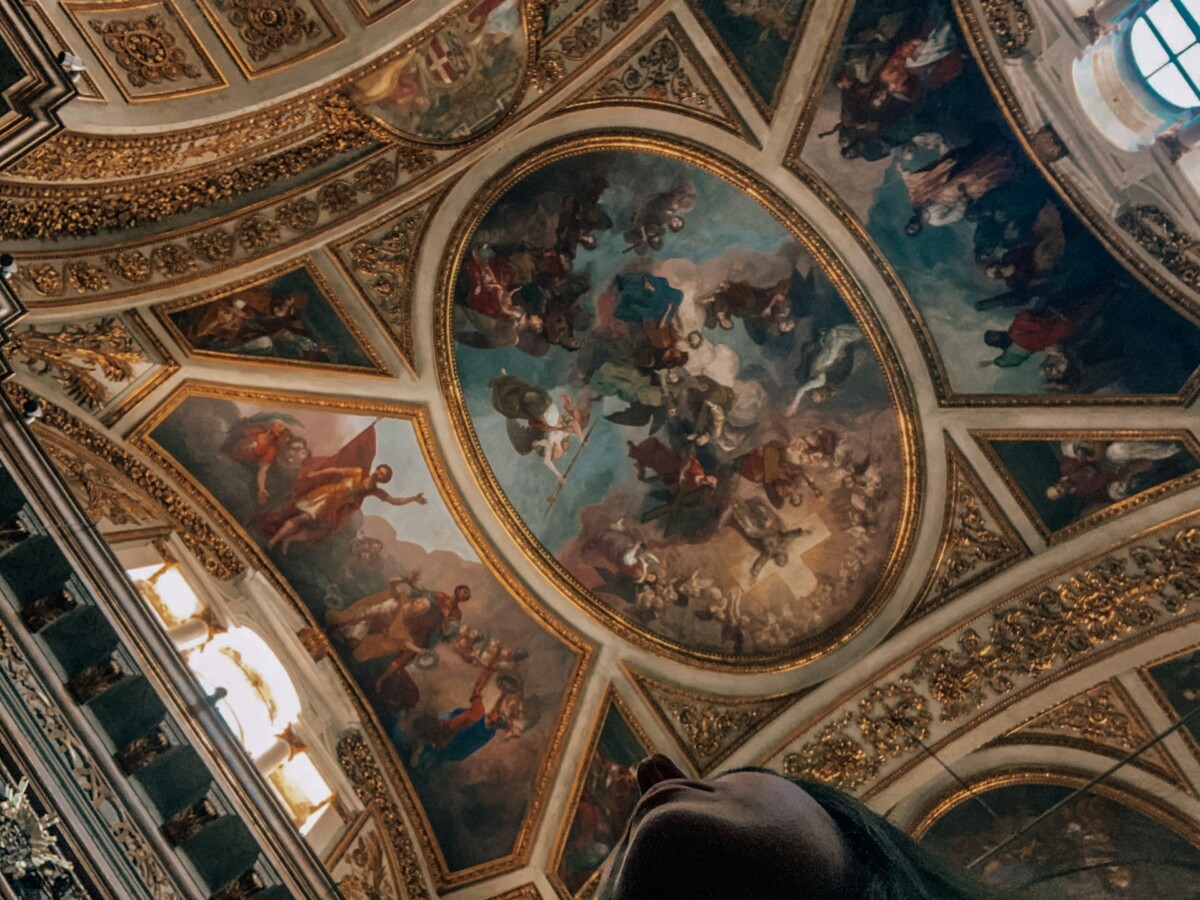 a classical architecture ceiling design