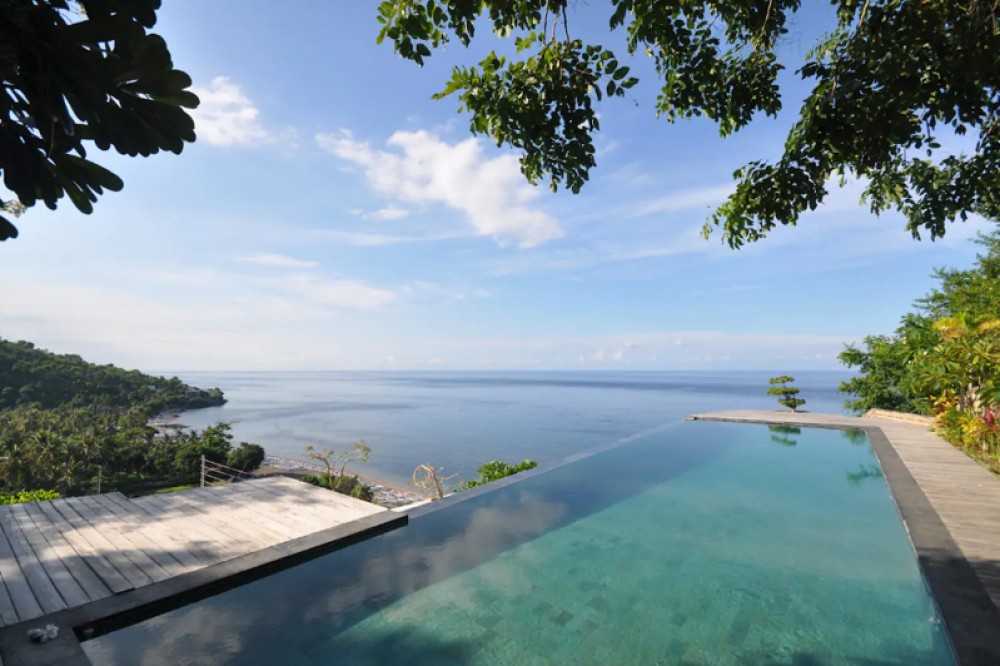 Real Estate in Amed, Bali, offer a private infinity pool with a breathtaking view of the ocean